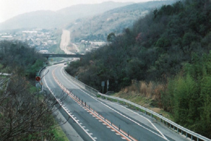 図３３ 讃岐山麓を縦走する徳島自動車道。カスミサンショウウオ生息地の山麓に建設される。