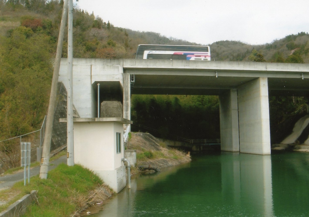図３２ かつては、この池にサンショウウオが生息していたが、現在は姿を消してしまった。上は建設された徳島自動車道。